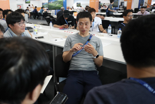 2018 러시아 월드컵 F조 조별리그 2차전 대한민국과 멕시코의 경기를 이틀 앞둔 22일 오후(현지시간) 러시아 로스토프 아레나 미디어 센터에서 이영표 KBS 해설위원이 취재진과 이야기를 나누고 있다. 대한민국과 멕시코의 경기는 24일 0시(한국시간)에 열린다.